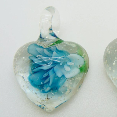2 mini pendentifs coeur fleur bleue 3 pétales 28mm breloque verre
