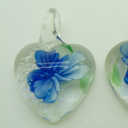 2 mini pendentifs coeur fleur bleu fonce 3 pétales 28mm breloque verre