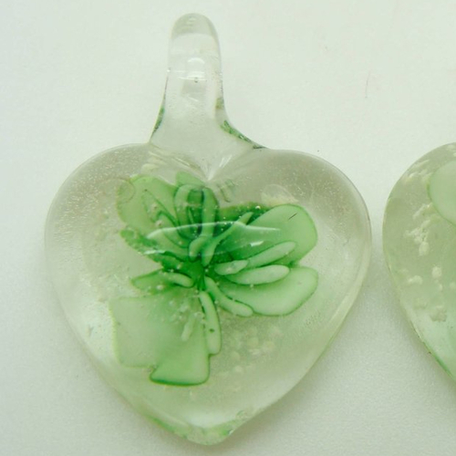 2 mini pendentifs coeur fleur vert 3 pétales 28mm breloque verre