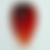 Pendentif feuille rouge pliée et striée 40mm en verre