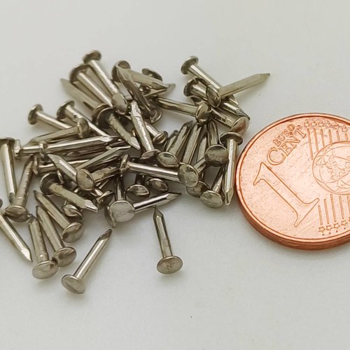 50 petits clous argentés 8mm pour cartonnage ou tableau de fil tendu