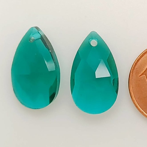 2 pendentifs gouttes 16mm verre simple facetté vert bleu