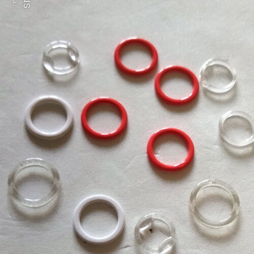 Lot de 12 anneaux en métal blanc  plastique transparent et rouge pour lingerie ou caraco