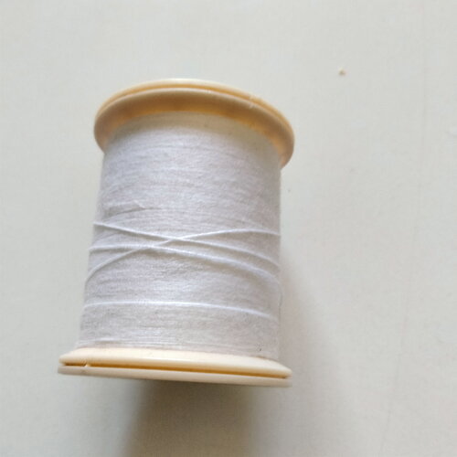 Grande bobine de fil à coudre polyester blanc ou noir