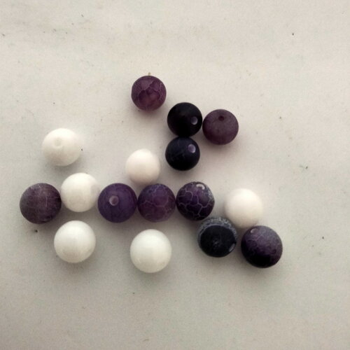 Lot de 16 perles en acrylique violette et blanche 8mm