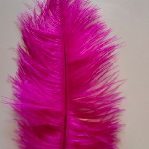 Grande plume synthétique de couleur fuchsia style froufrou