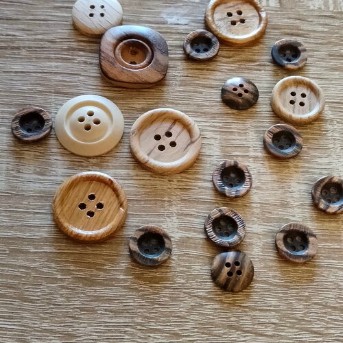 18 boutons vintage des années 1970 en bois naturel de différentes dimensions