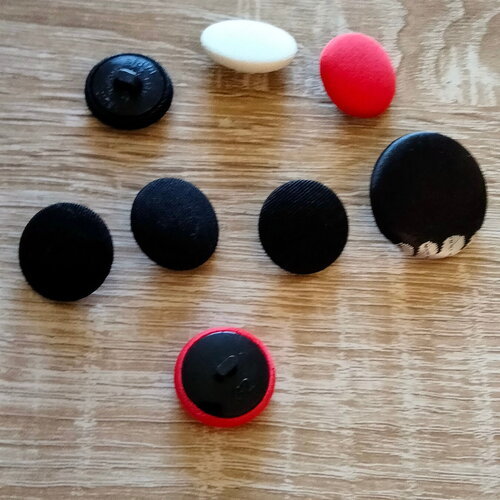 Lot de 8 boutons résines recouverts de coton noir blanc  et rouge avec dos de tige