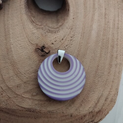 Pendentif ronde en résine violette sur bélière acier argent