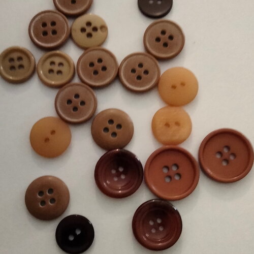 20 boutons  acrylique dans les teintes marrons de différentes dimensions