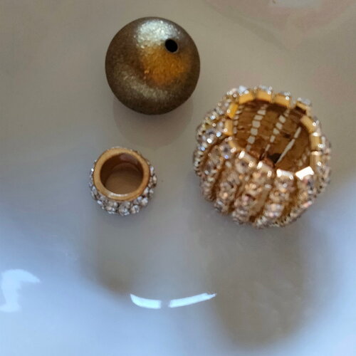 3 grosses perles strass et  métal doré
