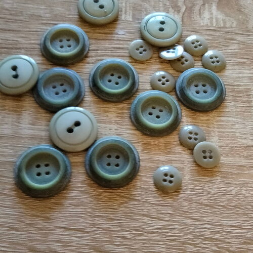 20 boutons vintage des années 1970 de différentes teintes vertes  en acrylique