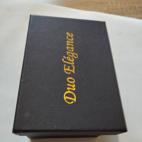 Boite cadeau en carton de couleur noir de style élégant