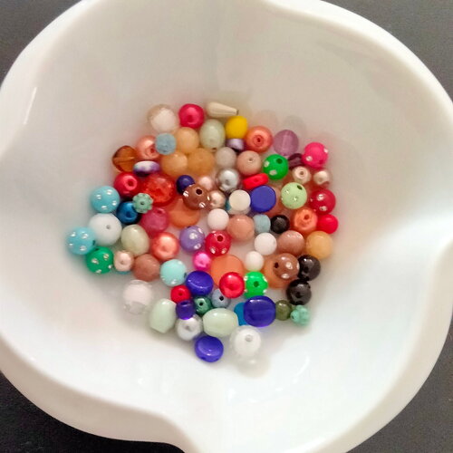 Lot de 93 perles  variées superbe  39 grammes