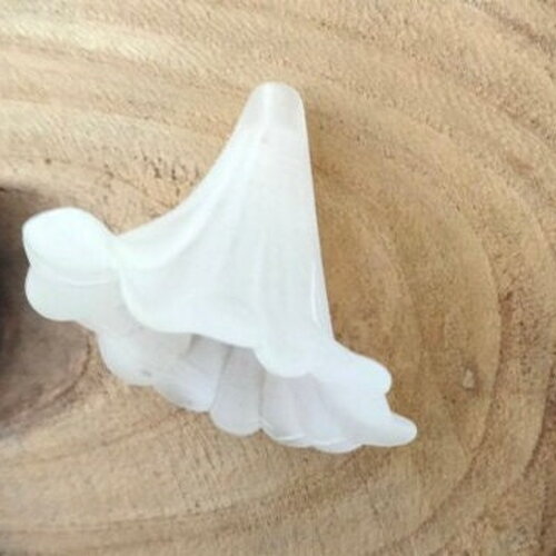 Grande perle de fleur de lys corolle blanche en lucite