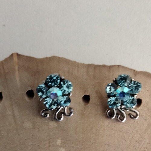 Boucles d'oreilles puces bleu strass et métal argenté