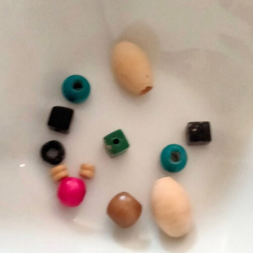 Lot de 12 perles en bois naturel ou teint de différentes couleurs et formes