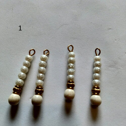 4 breloques avec perles blanches nacrées  en acrylique et bronze