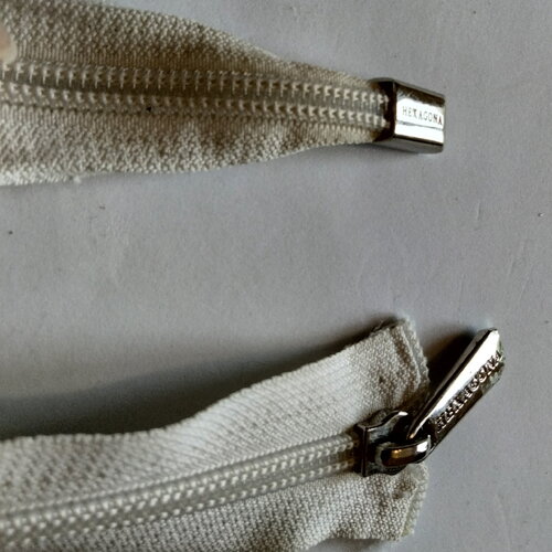 Fermeture éclair zip plastique couleur blanche avec bouchons de queue en acier argenté