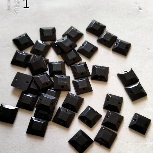 10 petits boutons carrés en arylique noir