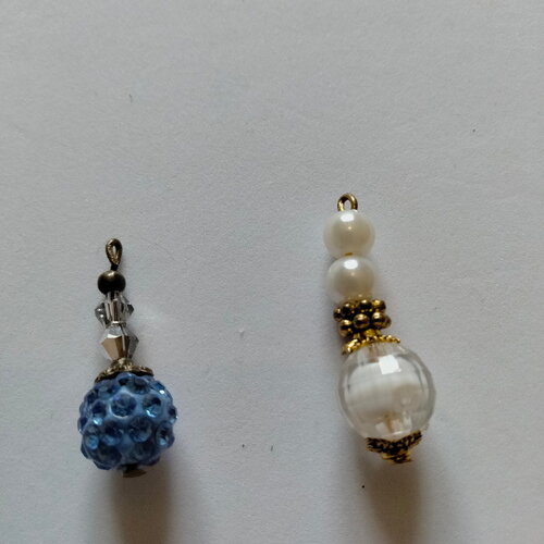 2 breloques perles de différentes couleurs sur tiges en acier doré