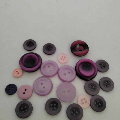 21 boutons en acrylique violet de différentes dimensions et styles