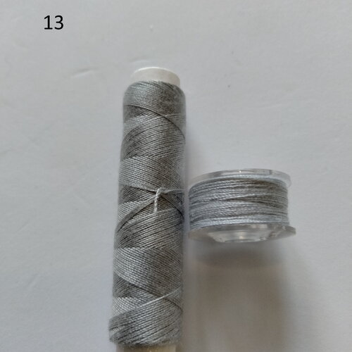 Duo de même couleur bobine de fil et canette en plastique standard polyester nuances de gris