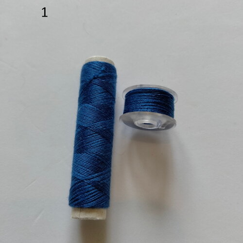 Duo de même couleur bobine de fil et canette en plastique standard polyester