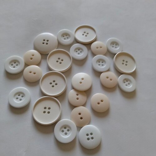22 boutons blancs et beige en acrylique vintages des années 1980 de différents diamètres