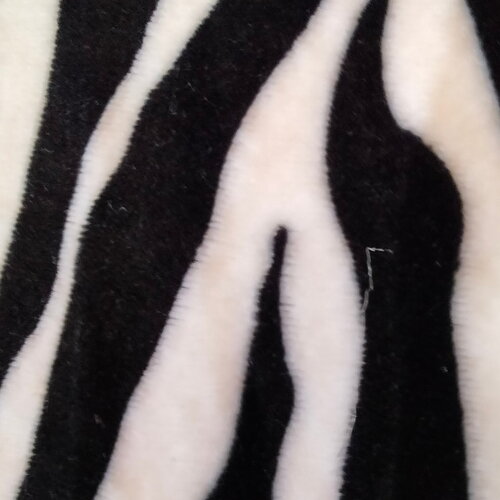 Tissu polaire couleur noire et blanche motifs zébré