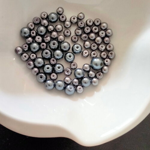 Lot de 21 perles en acrylique de couleur grise de différents diamètres