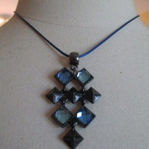Pendentif  vintage des années 1990 forme octogonale avec cabochons en cristal bleu  sur support en céramique noir
