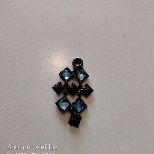 Pendentif  forme octogonale avec cabochons en cristal bleu  sur support en céramique noir