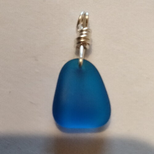 Pendentif  perle  en  verre de mer  couleur bleue
