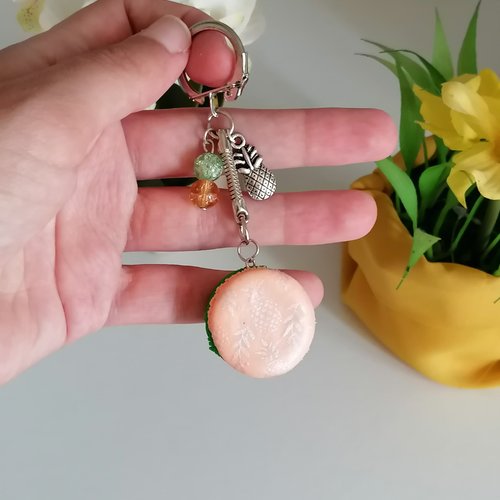 Porte clés macaron motif ananas en fimo