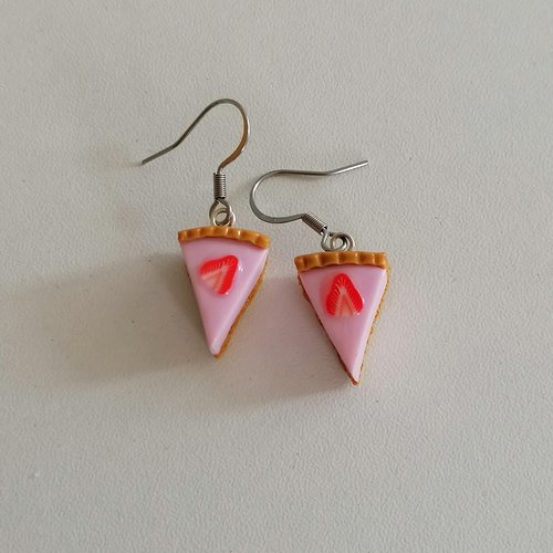 Boucle d'oreilles part de tarte a la fraise en fimo- bijoux fantaisie - bijoux gourmand - idée cadeau