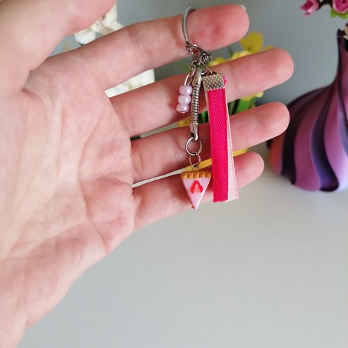 Porte clés part de tarte à la fraise en fimo