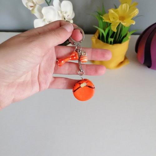 Porte clés macaron à l' orange et au chocolat en fimo