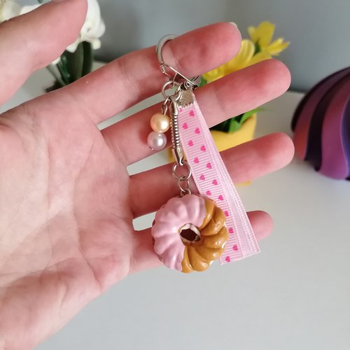 Porte clés donuts torsadé à la fraise en fimo