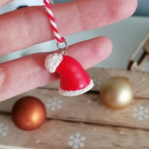 Décoration pour le sapin bonnet de père noël en fimo