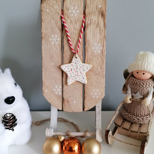 Décoration de noël biscuit étoile avec des micro billes rouge et vert en fimo