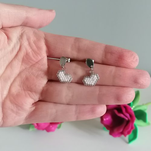 Boucles d'oreilles puces "pendantes" coeur blanc et argenté en perles miyuki - bijoux st valentin- idée cadeau