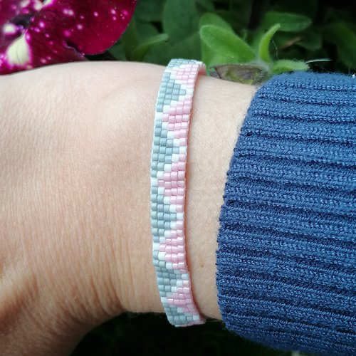 Bracelet petit triangle rose et gris en perles miyuki - idée cadeau femme- bijou fait main