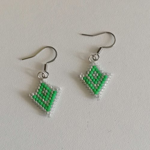 Boucles d'oreilles graphiques vertes en perles miyuki