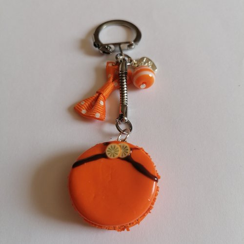 Porte clés macaron à l' orange et au chocolat en fimo