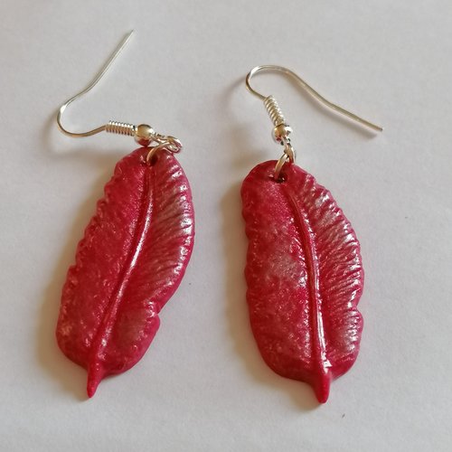 Boucle d'oreilles plume rouge rubis en fimo- bijoux fantaisie - bijoux gourmand - idée cadeau