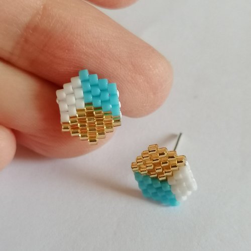 Boucle d'oreilles puces hexagone bleu en perles miyuki