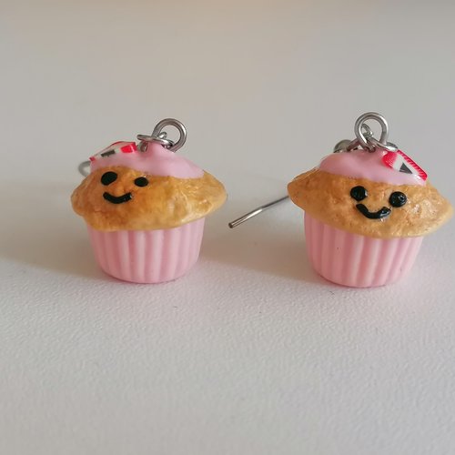 Boucle d'oreille cupcake kawaii à la fraise en pâte polymère
