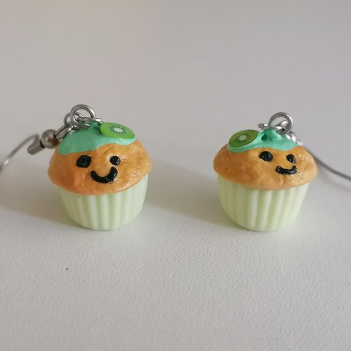 Boucle d'oreille cupcake kawaii au kiwi en fimo