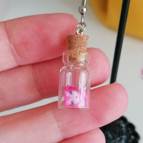 Boucle d'oreille fiole tête de chat rose en pâte polymère